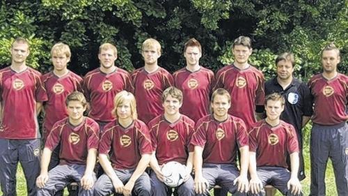 Die Neuzugänge des Bezirksoberligisten TSV Karlburg: (hinten von links) Max Schalling, Markus Füller, Michael Gehret, Jonas Kübert, Martin Holzmann, Mario Feeser, Trainer Harald Funsch, der neue Co-Trainer Thomas Kaiser, (vorne von links) Tobias Burdik, Lukas Ehrenfels, Marcus Fischer, Philipp Schwarz und Rene Greulich (letztere Zwei kamen bereits während der Vorsaison). Es fehlt Jarek Krygowski.