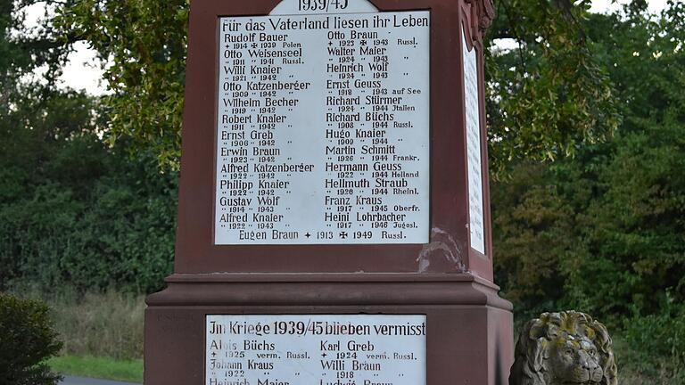 Die Tafeln auf dem Niederläurer Kriegerdenkmal listen auch die Namen des gefallenen Franz Kraus (obere Tafel, Dritter von rechts unten) sowie&nbsp;seines vermissten Bruders Johann (untere Tafel, Zweiter von links oben) auf.