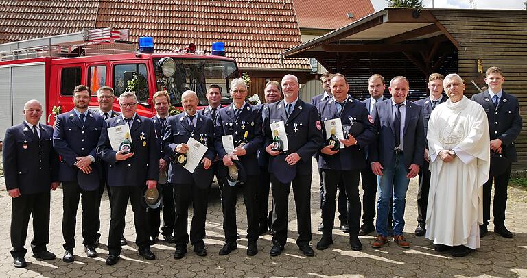 Im Zuge der Fahrzeugsegnung zeichnete die Kreisfeuerwehrführung langjährige aktive Feuerwehrmänner aus. Das Feuerwehrehrenzeichen bekamen (vorne Dritter bis Siebter von links): Thomas Heinrich, Georg Zimmermann und Bernhard Bleimann (alle 40 Jahre) sowie Markus Kuther und Roland Kuther (25 Jahre).