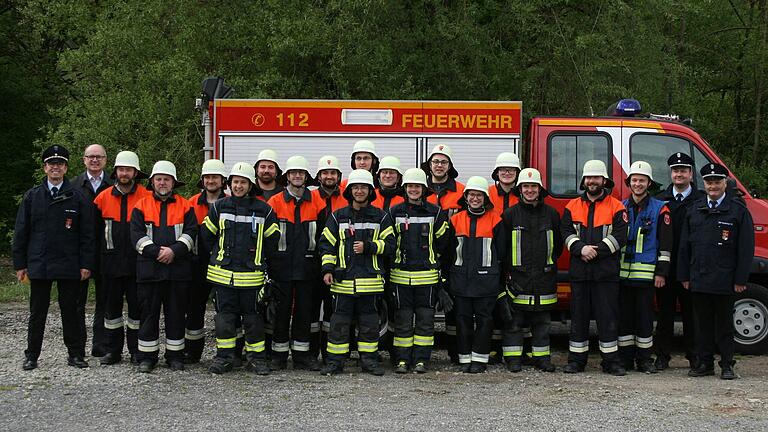 Auf dem Foto (von links): Schiedsrichter Alexander Hoffmann, 1. Bürgermeister Achim Höfling, Andreas Pfrenzinger, Marco Göbel, Bernd Hartmann, 1. Kommandant Kevin Schmitt, Felix Twittmann, Michael Gold, Tobias Zier, Christoph Jaiuea, Sebastian Hock, Jürgen Rosenzweig (FF Münster), Anna Lehofer, Lukas Twittmann, Melanie Pfeuffer, Luca Reuter, Nico Leppich (FF Münster), Daniel Schwarz, 2. Kommandant Fabian Weißenberger, KBM Benedikt Hettrich, KBM Stefan Strohmenger.