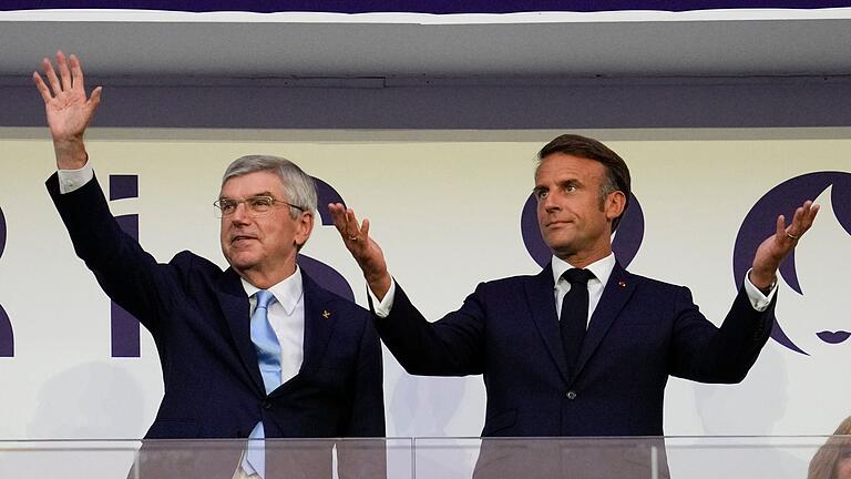 Paris 2024 - Schlussfeier - IOC-Präsident Thomas Bach (l) und der französische Präsident Emmanuel Macron. Paris 2024 - Schlussfeier - IOC-Präsident Thomas Bach (l) und der französische Präsident Emmanuel Macron.