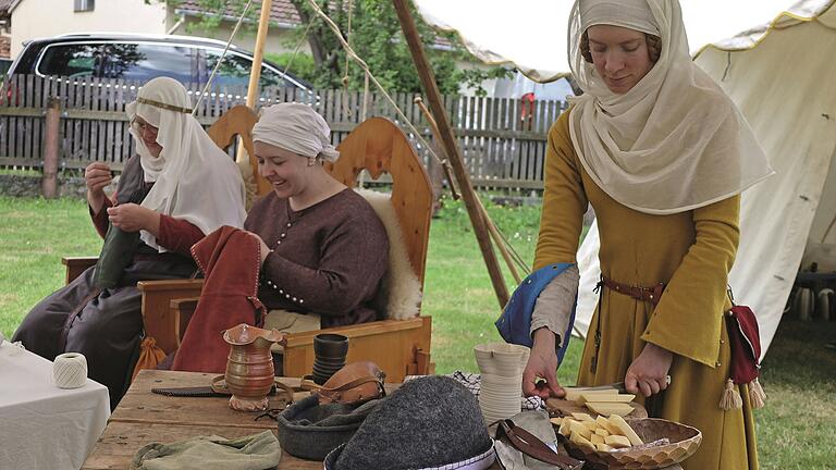 Ab diesem Wochenende ist eine neue Ausstellung zum Frauenleben im Mittelalter im Kloster Wechterswinkel zu sehen. Ab diesem Wochenende ist eine neue Ausstellung zum Frauenleben im Mittelalter im Kloster Wechterswinkel zu sehen.