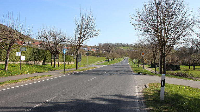 Ortseingang Diebach - Auch am Ortseingang in Diebach müssen Radler einmal die Straße queren. Ortseingang Diebach - Auch am Ortseingang in Diebach müssen Radler einmal die Straße queren.