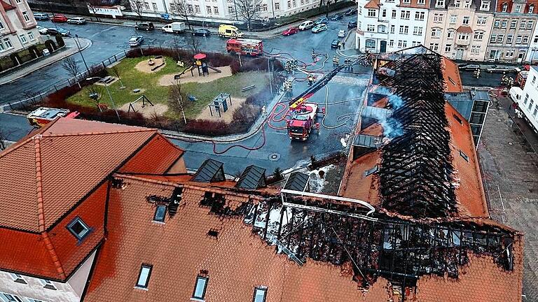 Brand in geplanter Asylunterkunft       -  Hier sollten Flüchtlinge einziehen. Doch schon vorher ging dieses Haus im sächsischen Bautzen in Flammen auf. Als die Feuerwehr kam, wurde sie von einer johlenden Menge behindert.