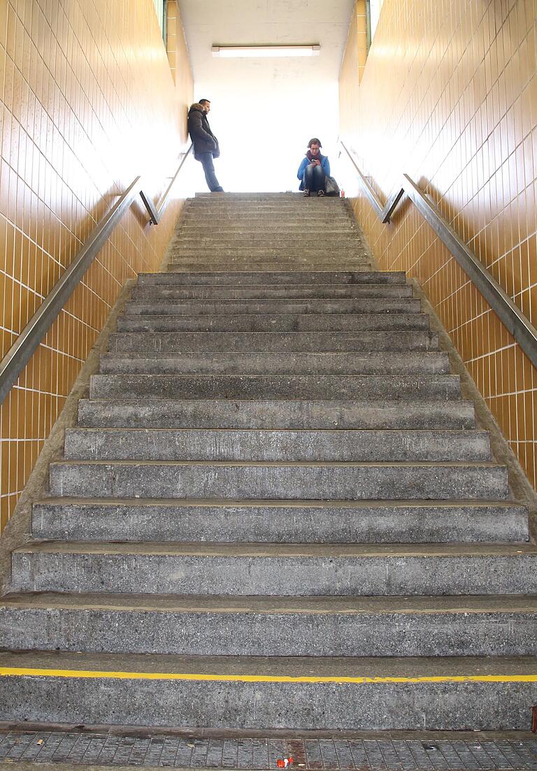 Für Reisende, die mit Rollstuhl, Rollator oder Kinderwagen unterwegs sind, ist der Bahnsteig am Ochsenfurter Bahnhof ohne fremde Hilfe nicht erreichbar.