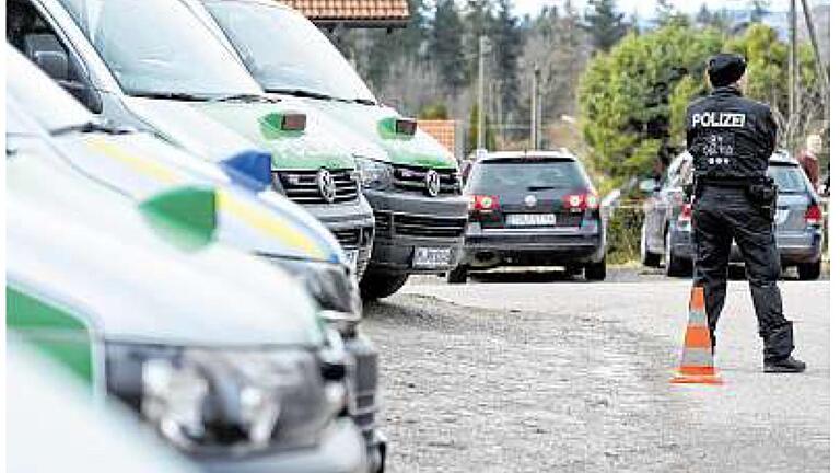 Verbrechen in Königsdorf. Zeitungsfoto vom 27. Februar 2017       -  Auf die Veröffentlichung dieses Fotos in der Zeitung vom 27.Februar 2017 hätte man auch verzichten können.