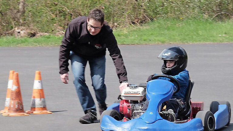 Vorsitzender Ralf Deinlein hält seine schützende Hand über die Fahranfänger beim Kart-Schnuppertag des AMSC Hammelburg.  Foto: Gerd Schaar       -  Vorsitzender Ralf Deinlein hält seine schützende Hand über die Fahranfänger beim Kart-Schnuppertag des AMSC Hammelburg.  Foto: Gerd Schaar