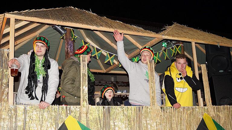 Gesäumt von vielen faschingsbegeisterten Menschen am Rande, schlängelte sich auch dieses Jahr wieder der Nacht-Faschingszug durch Dampfach bis zur Turnhalle am Sportplatz, wo im Anschluss daran eine große Party gefeiert wurde.