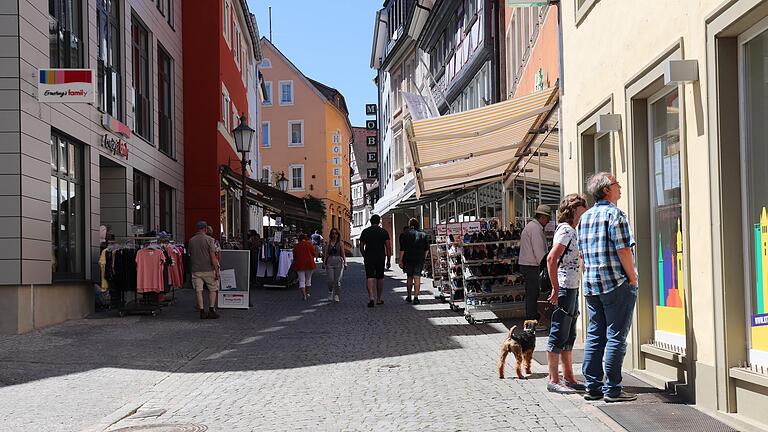 Schlendern, Kaffeetrinken und Eisessen – all das ist in der Kitzinger Innenstadt wieder ohne größere Einschränkungen möglich. Seit Sonntag gelten neue Corona-Lockerungen.