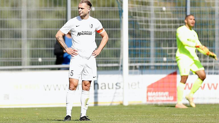 Konsterniert: Karlburgs Kapitän Marvin Schramm (links) und Keeper Marvin Fischer-Vallecilla nach dem dritten Gegentreffer