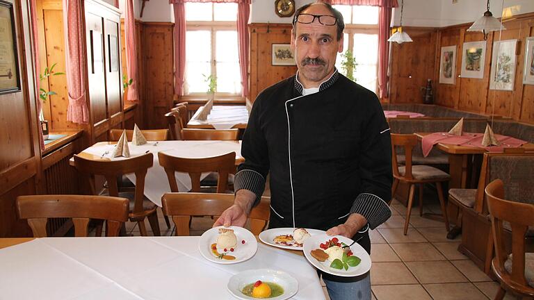 Horst Wirth stellt einige seiner ungewöhnlichen Eiskombinationen vor: Karamelleis mit Senf und Rosmarin (links), gepfeffertes Kiwisüppchen mit Mangoeis (vorne), Vanilleeis mit karamellisierten Tomaten und Basilikum (rechts) sowie weißes Nougat-Eis mit geröstetem Speck und Apfel (hinten).