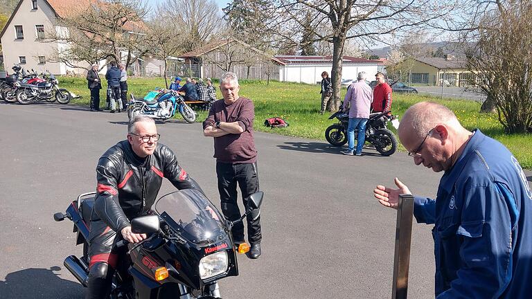 Einen kostenfreien Rundum-Check für das Motorrad bietet die Tüv-Prüfstelle in Hammelburg auf Initiative der Gebietsverkehrswacht Hammelburg am Freitag, 5. April, ab 13 Uhr.  Im Bild ein TÜV-Ingenieur (rechts) beim Überprüfen des Hauptscheinwerfers...       -  Einen kostenfreien Rundum-Check für das Motorrad bietet die Tüv-Prüfstelle in Hammelburg auf Initiative der Gebietsverkehrswacht Hammelburg am Freitag, 5. April, ab 13 Uhr.  Im Bild ein TÜV-Ingenieur (rechts) beim Überprüfen des Hauptscheinwerfers eines Motorrades.&#160;&#160;