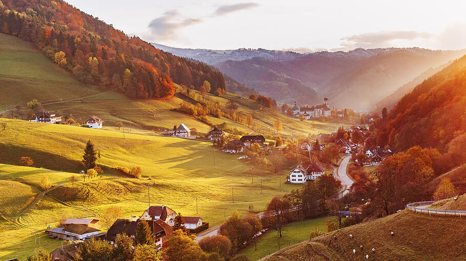 Flitterwochen in Deutschland       -  Farbenfrohe und idyllische Landschaft können Paare in den Flitterwochen im Schwarzwald erleben.