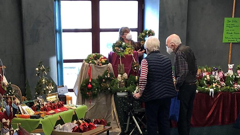 Einen Adventsbasar, an dem nur Bewohnerinnen und Bewohner des Bad Brückenauer Kurstifts teilnehmen konnten, veranstaltete der Bewohnerbeirat. Foto: Martina Behling       -  Einen Adventsbasar, an dem nur Bewohnerinnen und Bewohner des Bad Brückenauer Kurstifts teilnehmen konnten, veranstaltete der Bewohnerbeirat. Foto: Martina Behling