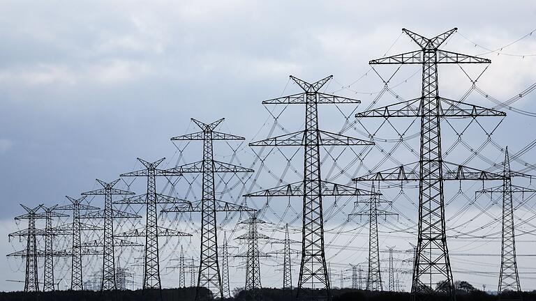 Höchstspannungsleitungen       -  Strommasten in Klixbüll neben dem Tennet-Umspannwerk Klixbüll/Süd.