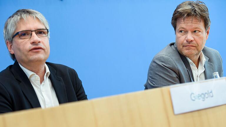 Giegold und Habeck       -  Sven Giegold (Archivfoto links) will bei Habeck-Wahlkampf mitmischen.