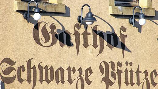 Wie ein Mahnmal: Seit Monaten kümmert sich niemand um das ausgebrannte frühere Gasthaus Schwarze Pfütze.