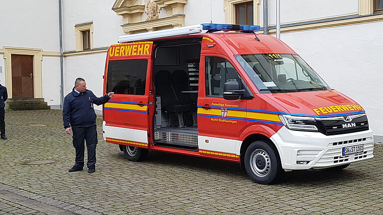 Kommandant Heiko Saum erklärt dem Gemeinderat die Funktionsweise des neuen Mehrzweckfahrzeugs.