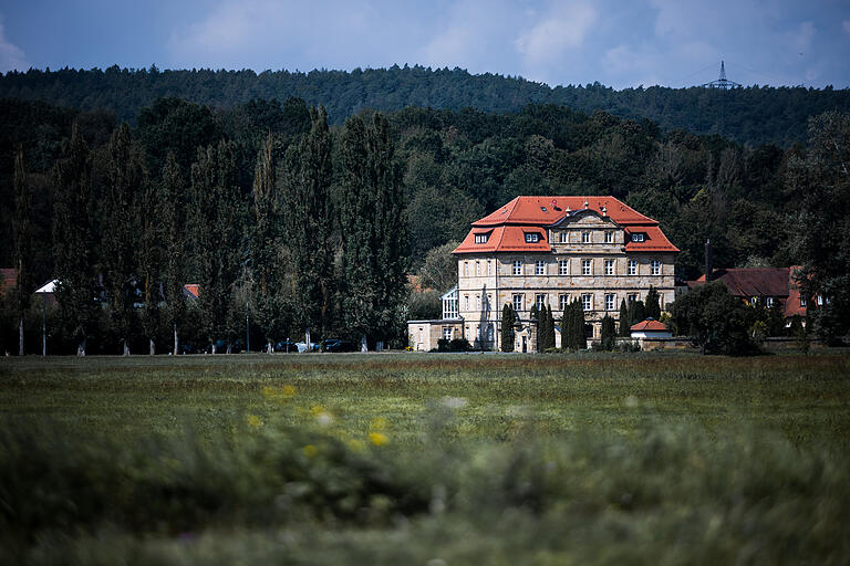 Idyllischer Anblick: Die ehemalige Pflegeeinrichtung im Schloss Gleusdorf, umgeben von Wiesen und Wäldern. Idyllischer Anblick: Die ehemalige Pflegeeinrichtung im Schloss Gleusdorf, umgeben von Wiesen und Wäldern. 