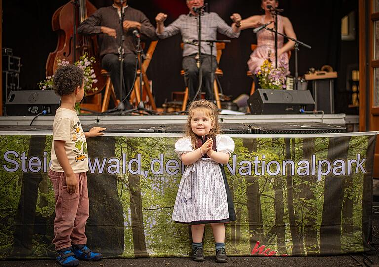 Highlight war das Abschluss-Konzert der Musikerfamilie Hans Well & Wellbappn. Ein spritzig-freches politisches Musikkabarett. Für die weitere musikalische Stimmung sorgten das Bläserensemble „Junge Sennfelder“ und Lieder aus dem Steigerwald-Musical. Der gute Besuch bestätigte die große Zustimmung der Bürgerinnen und Bürger in der Steigerwaldregion zu einem Nationalpark Steigerwald. Highlight war das Abschluss-Konzert der Musikerfamilie Hans Well & Wellbappn. Ein spritzig-freches politisches Musikkabarett. Für die weitere musikalische Stimmung sorgten das Bläserensemble „Junge Sennfelder“ und Lieder aus dem Steigerwald-Musical. Der gute Besuch bestätigte die große Zustimmung der Bürgerinnen und Bürger in der Steigerwaldregion zu einem Nationalpark Steigerwald.