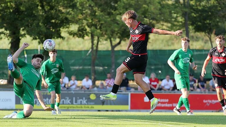 Das erste Tor der Saisonvorbereitung: Kickers-Neuzugang Theo Harz (rechts) erzielt gegen den TSV Abtswind (rechts Pascal Henninger) das 1:0. Am Ende siegten die Würzburger beim Bayernligisten mit 4:2.