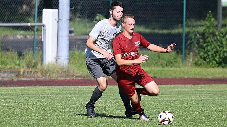 Noah Mainz (vorne) und die SG Heustreu/Hollstadt behaupteten sich im Heimspiel gegen die SG Bastheim/Reyersbach/Stockheim (hinten Raphael Storath).