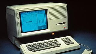 Apple Computer       -  Rechenmaschine mit Geschichte: Apples 'Lisa' war 1983 der erste im Handel erhältliche Heimcomputer mit Maus und grafischer Benutzeroberfläche. Das Modell war wegen des hohen Preises von etwa 10.000 US-Dollar nur schwer verkäuflich; 1984 wurde die Produktion deshalb schon wieder eingestellt. Nachfolger war der deutlich günstigere, ...
