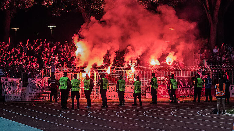 Fussball, BFV Verbandspokal, Achtelfinale, 1. FC Schweinfurt 05 - FC Würzburger Kickers       -  Wegen des Verhaltens der beiden Fanlager musste das Toto-Pokal-Spiel minutenlang unterbrochen werden.