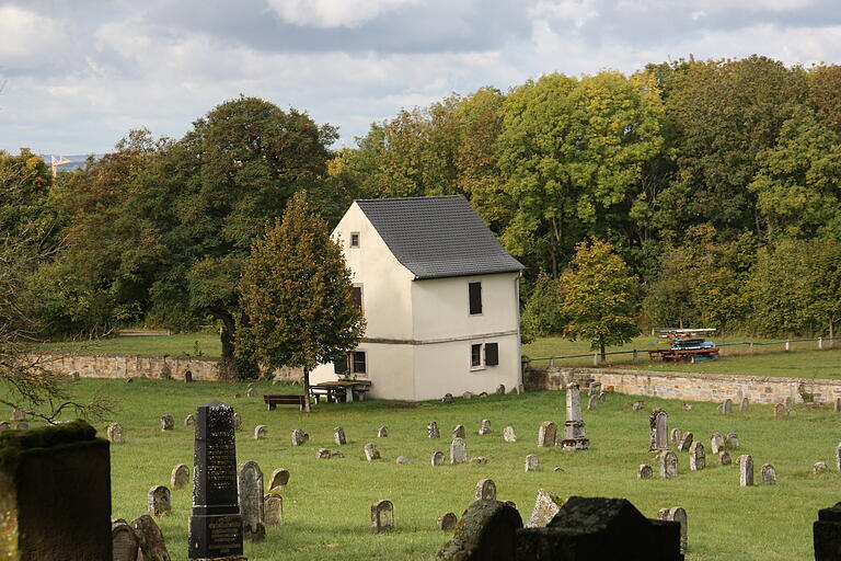Das zweistöckige Taharahaus, in dem die Verstorbenen zur Beisetzung vorbereitet wurden, steht am Eingang des Friedhofs auf der Nordseite.