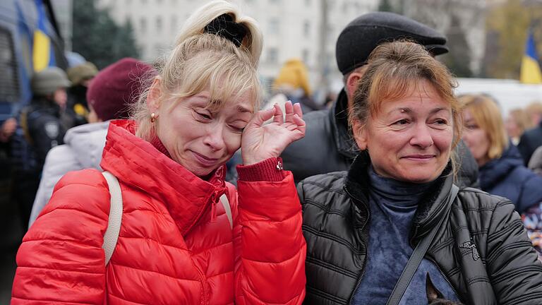 Tränen der Erleichterung: Die Menschen hoffen, dass die Befreiung von der russischen Besatzung endgültig ist. Doch auch Angst ist da, dass russische Truppen bald Cherson mit Artillerie, Drohnen und Raketen attackieren.