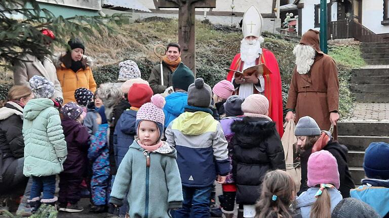 Natürlich durften der Nikolaus und sein Begleiter Knecht Rupprecht auf der Oberlaudaer Dorfweihnacht nicht fehlen und die beiden hatten für alle Kinder kleine Geschenke mitgebracht.