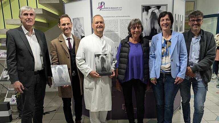 Derzeit ist eine Ausstellung zum Thema Krebs in der Geomed-Klinik zu sehen (von links): Thomas Vizl (stellvertretender Landrat), Thorsten Wozniak (Bürgermeister Gerolzhofen), Dr. Michael Dietrich (ärztlicher Direktor Geomed Klinik), Ursel Wirz (Geschäftsführerin BRCA-Netzwerk), Anja Lehmeyer (GesundheitsregionPlus Stadt und Landkreis Schweinfurt) und Dr. Mathias Krockenberger.