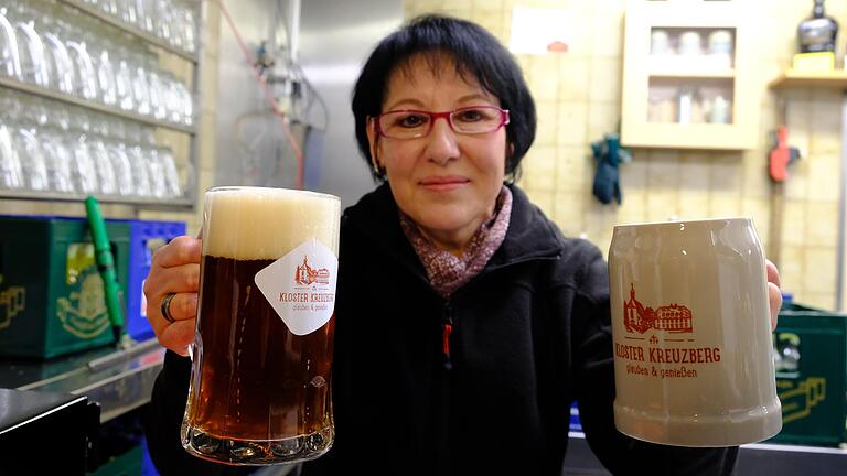Glaubensfrage: Glas- oder Steinkrug? Die Einführung der Glaskrüge im vergangenen Jahr sorgte für große Diskussionen unter den Bierliebhabern. Jetzt nimmt die Klosterschänke die Glaskrüge wieder aus dem Gebrauch. Glaubensfrage: Glas- oder Steinkrug? Die Einführung der Glaskrüge im vergangenen Jahr sorgte für große Diskussionen unter den Bierliebhabern. Jetzt nimmt die Klosterschänke die Glaskrüge wieder aus dem Gebrauch.