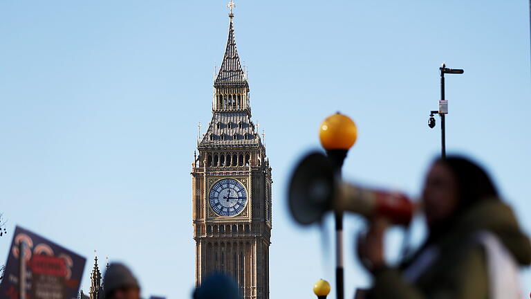 Streiks in Großbritannien - NHS.jpeg       -  Der schöne und neu renovierte Glockenturm vor dem Parlamentsgebäude in London – vor dem mal wieder Beschäftigte des Gesundheitsdienstes NHS demonstrieren.