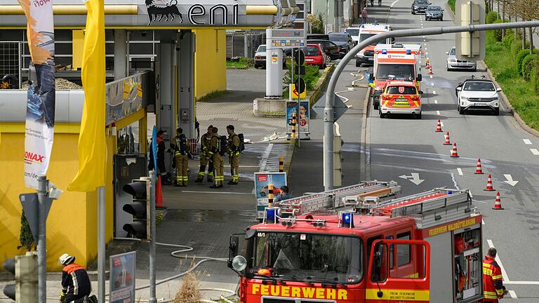 Am Sonntagmittag mussten die Feuerwehren Höchberg und Waldbüttelbrunn zu einem Brand in die Höchberger Leistenstraße ausrücken. Im Shop-Bereich der Agip Eni -Tankstelle hatte ein Elektrogerät Feuer gefangen.&nbsp;