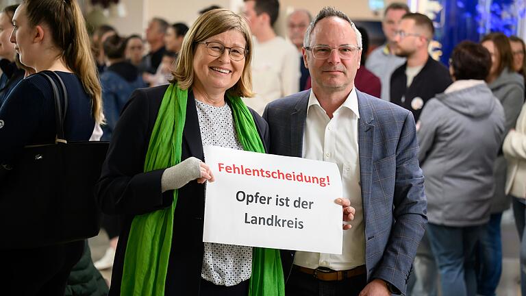 Sie wehren sich nicht gegen eine Reform des Kommunalunternehmens, halten aber die geänderte Unternehmenssatzung für eine Fehlentscheidung: Stellvertretende Landrätin Karen Heußner (Bündnis90/Die Grünen) und SPD-Fraktionschef Stefan Wolfshörndl zeigten im Mai ihre Solidarität zu den KU-Beschäftigten und deren Chefin.&nbsp;