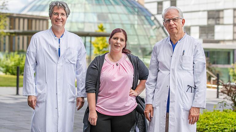 Manuela Beeson erlitt mit nur 38 Jahren einen Herzinfarkt und wurde am Rhön-Klinikum Campus Bad Neustadt behandelt. Das Foto zeigt sie mit Kardiologie-Chefarzt Dr. Sebastian Kerber (rechts) und leitendem Oberarzt Dr. Sebastian Barth.