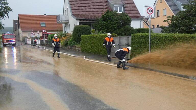 Die Feuerwehren mussten besonders in Obertheres viele Keller auspumpen.