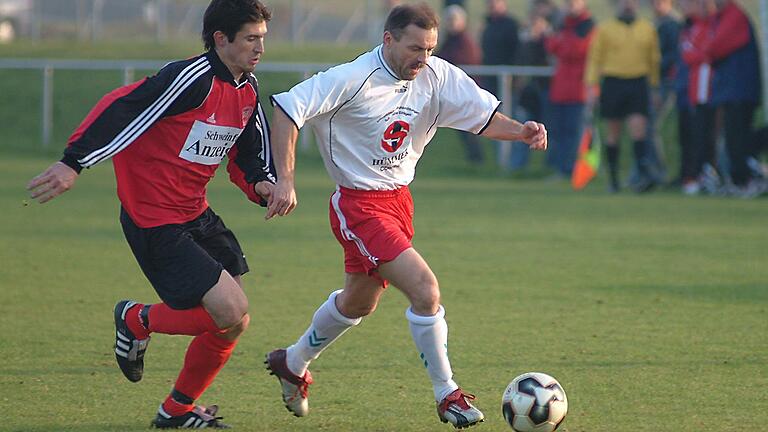 Den Ball eng am Fuß: Aidhausens Miroslav Mikolay im Zweikampf mit Andreas Loebl von der FT Schweinfurt.&nbsp;