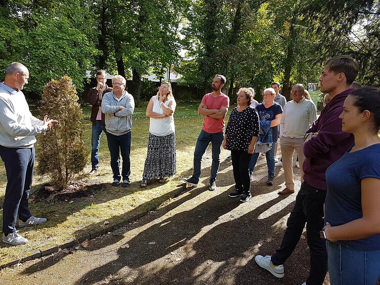 Großes Interesse der Bevölkerung: In einzelnen Gruppen an vier Ständen informierte die Projektbau GmbH, hier im Bild Mitgesellschafter Kacper Cesek (links).