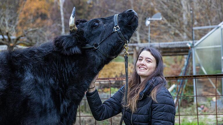 Lisa Marie Schüßler mit ihrer Kuh Luna: Die 21-Jährige aus Mömbris (Lkr. Aschaffenburg) dressiert Dexter-Rinder, ist Influencerin und modelt für den Jungbauernkalender 2023.