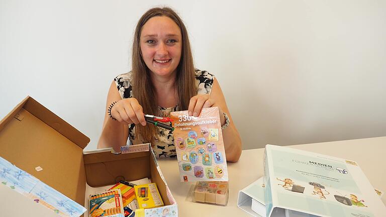 Stefanie Kranz findet: Ohne Unterstützung aus dem Kollegium geht es nicht. Die Kiste mit Materialien hat sie von der Grundschule geschenkt bekommen, an der sie in den letzten Monaten als Vertretungslehrkraft arbeitete. Stefanie Kranz findet: Ohne Unterstützung aus dem Kollegium geht es nicht. Die Kiste mit Materialien hat sie von der Grundschule geschenkt bekommen, an der sie in den letzten Monaten als Vertretungslehrkraft arbeitete.