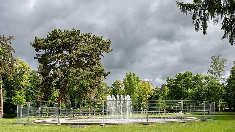 Der Springbrunnen in den Schweinfurter Wehranlagen wurde repariert, war länger eingehaust. Am 23. Mai war der Brunnen noch eingezäunt. Der Springbrunnen in den Schweinfurter Wehranlagen wurde repariert, war länger eingehaust. Am 23. Mai war der Brunnen noch eingezäunt. 