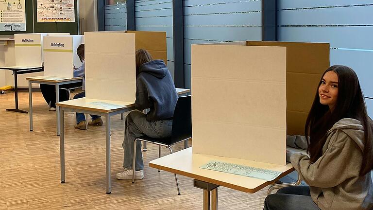 Gewissenhaft wählen die Schülerinnen und Schüler im 'Wahllokal' des Rhön-Gymnasiums. Gewissenhaft wählen die Schülerinnen und Schüler im 'Wahllokal' des Rhön-Gymnasiums.