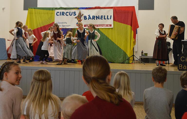 Die Kindertanzgruppe der Freunde fränkischen Brauchtums aus Urspringen zeigte ihr Können auf der Bühne beim "Remmi Demmi" in Urspringen. Die Kindertanzgruppe der Freunde fränkischen Brauchtums aus Urspringen zeigte ihr Können auf der Bühne beim "Remmi Demmi" in Urspringen.