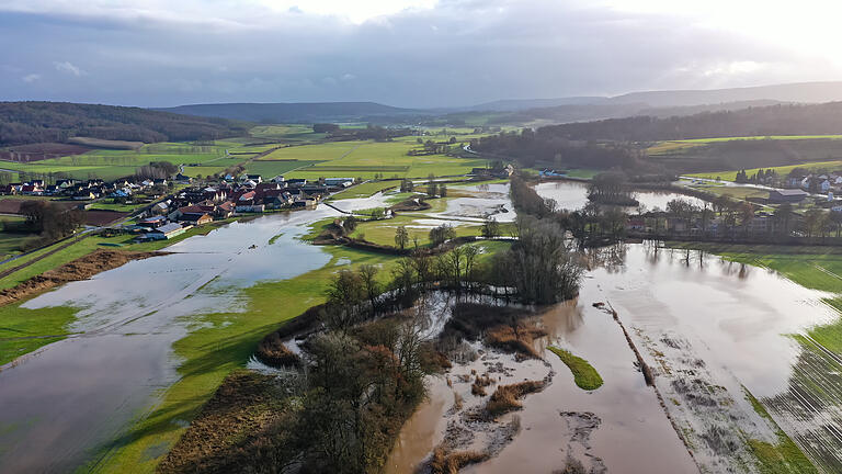 Auch bei Rentweinsdorf im Landkreis Haßberge trat die Baunach an Heiligabend über das Ufer. Auch bei Rentweinsdorf im Landkreis Haßberge trat die Baunach an Heiligabend über das Ufer.