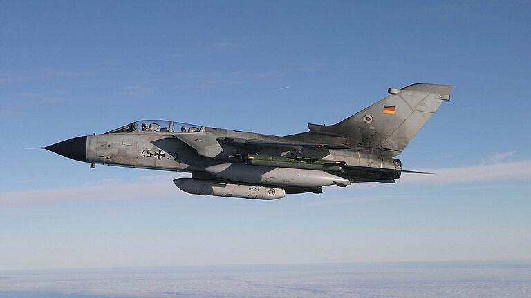 Kampfflugzeuge der Bundeswehr vom Typ Tornado überflogen am Mittwochnachmittag Main-Spessart. Kampfflugzeuge der Bundeswehr vom Typ Tornado überflogen am Mittwochnachmittag Main-Spessart.