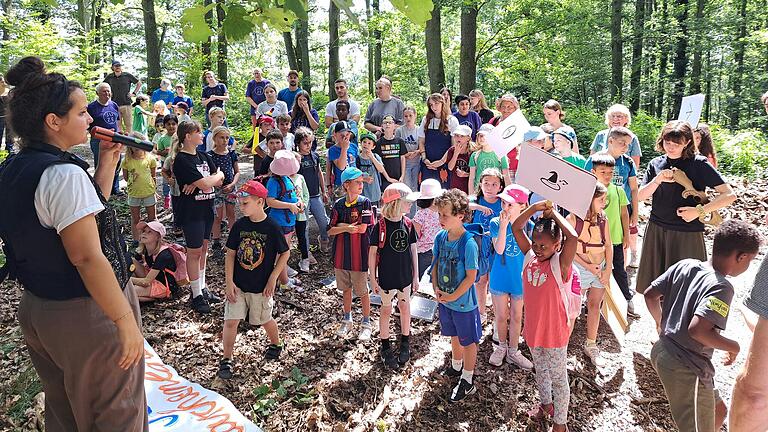Kerstin Heine eröffnet den Märchenweg, an dem viele märchenbegeisterte Ferienkinder mitgewirkt haben.