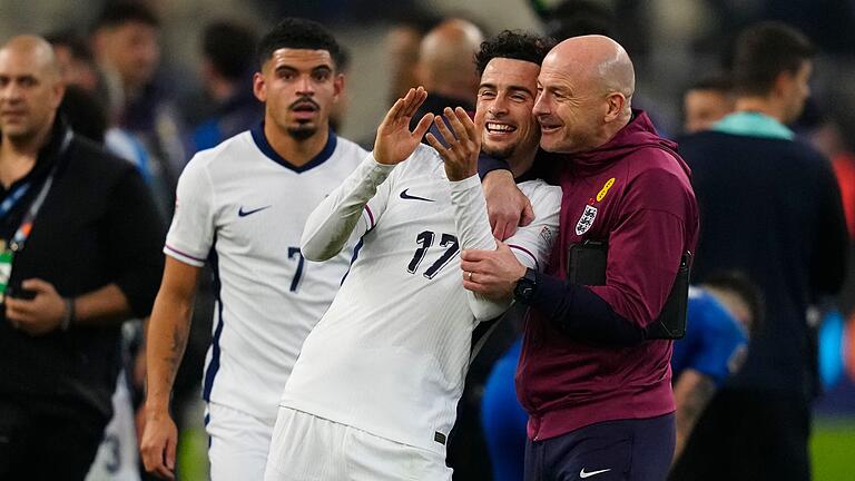 Griechenland - England - Mindestens jeder Vierte im Trainingsstab der englischen Fußball-Nationalmannschaft soll keinen weißen Hintergrund haben. (Archivbild) Griechenland - England - Mindestens jeder Vierte im Trainingsstab der englischen Fußball-Nationalmannschaft soll keinen weißen Hintergrund haben. (Archivbild)