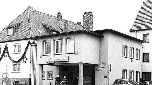 Adenauerplatz einst und heute: Stellenweise sind die Wohnanlagen der Gemeinnützigen Baugenossenschaft Heimstättenwerk in Marktheidenfeld ortsbildprägend. Die Modernisierung der Anlagen benötigt hohe Investitionen. Unsere Bilder zeigen den Adenauerplatz früher bis heute (von oben). Adenauerplatz einst und heute: Stellenweise sind die Wohnanlagen der Gemeinnützigen Baugenossenschaft Heimstättenwerk in Marktheidenfeld ortsbildprägend. Die Modernisierung der Anlagen benötigt hohe Investitionen. Unsere Bilder zeigen den Adenauerplatz früher bis heute (von oben).
